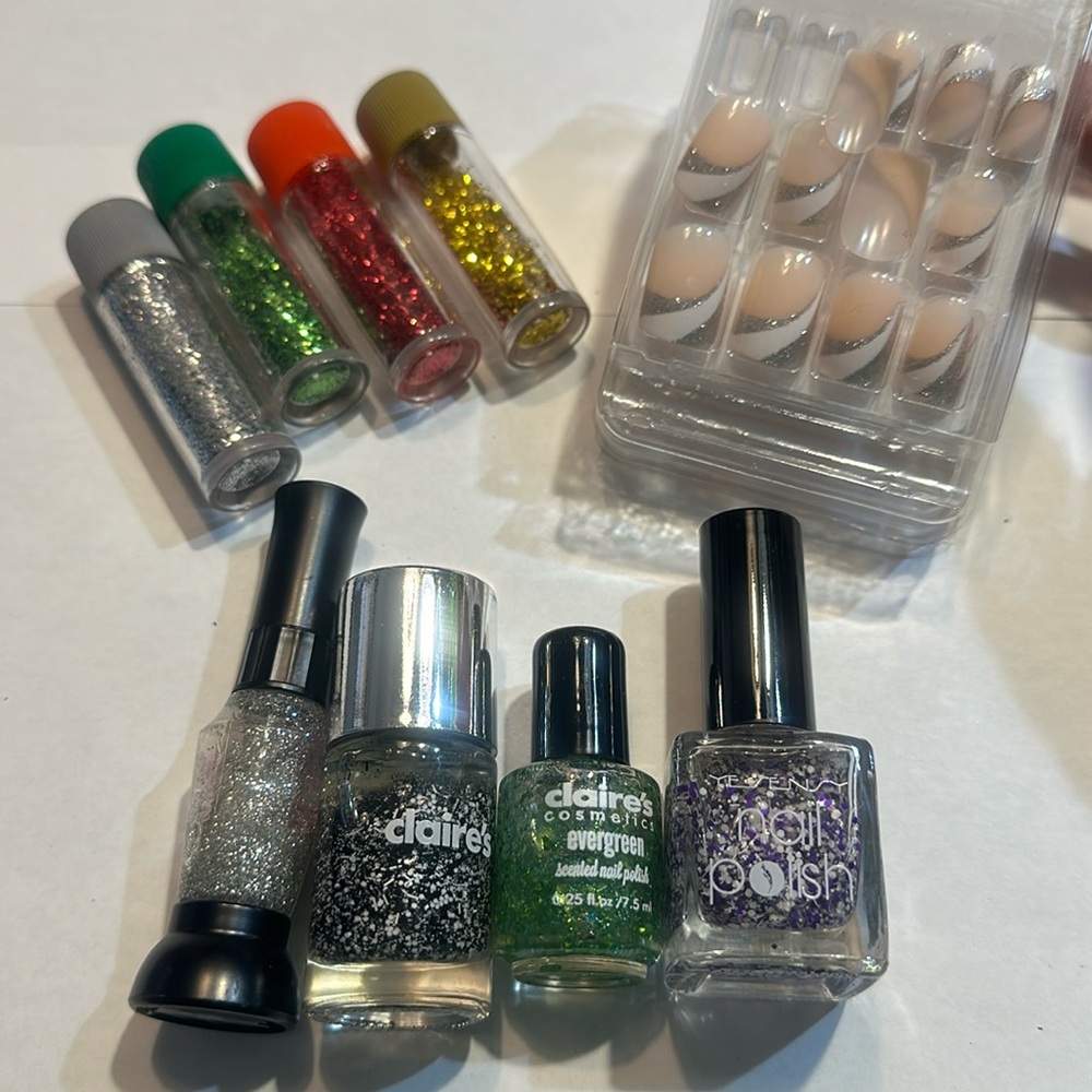 Glitter nail polish